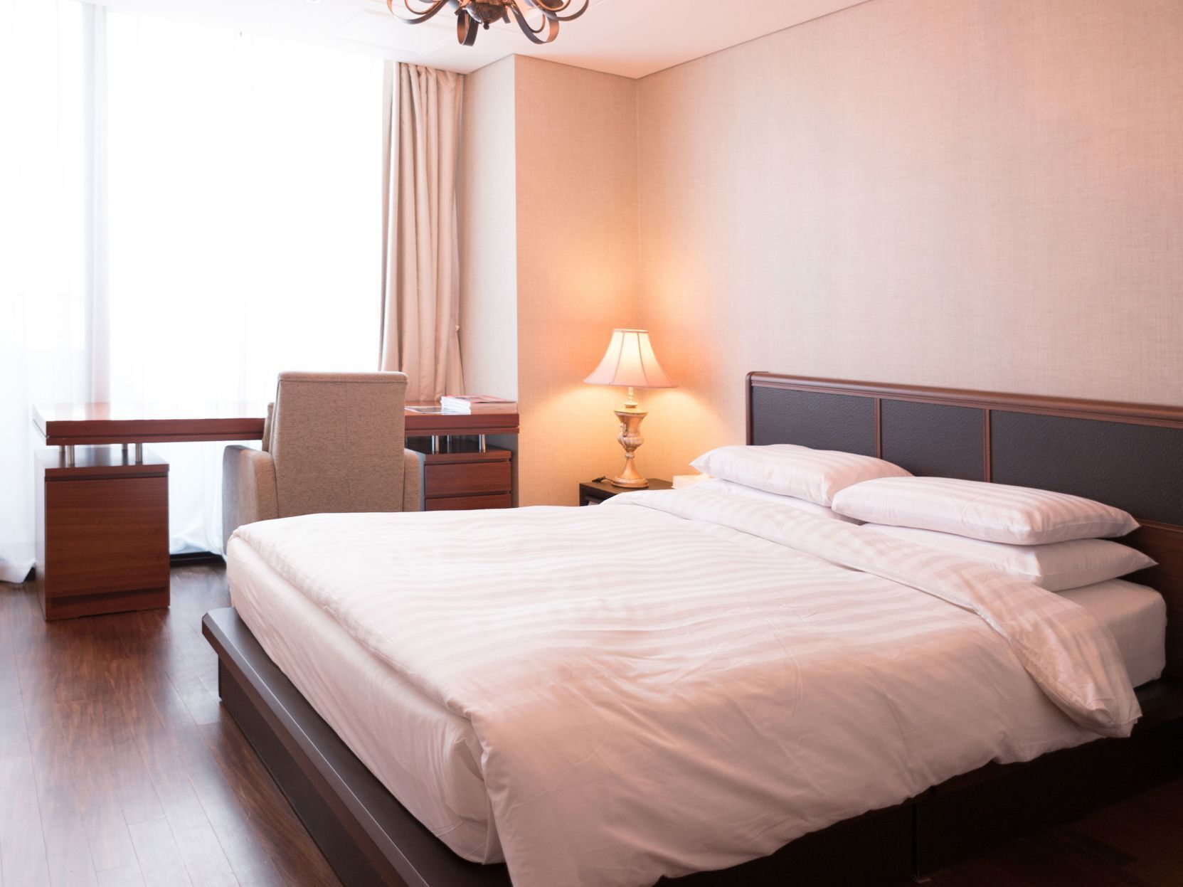 Sengetøy av topp kvalitet, dundyner, memory foam-senger og minibar