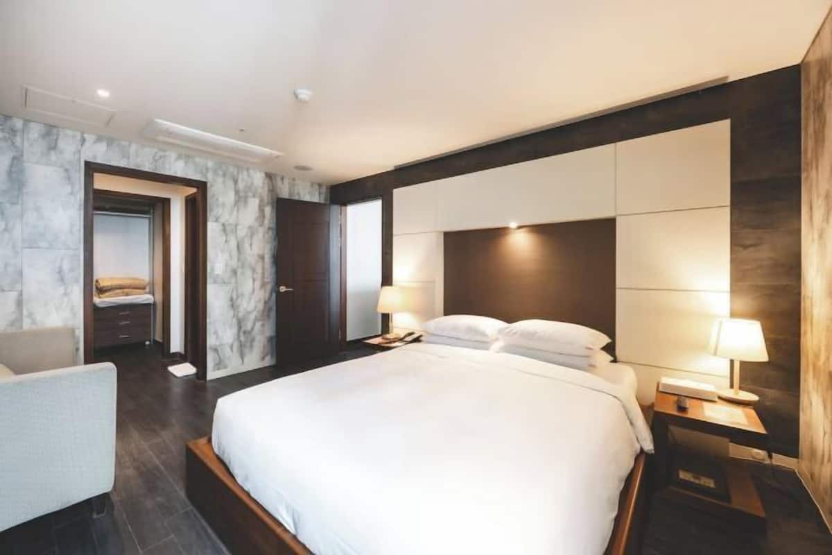 1 bedroom, premium bedding, down comforters, memory foam beds