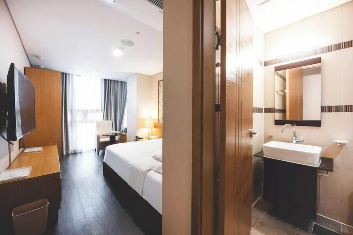 1 bedroom, premium bedding, down comforters, memory foam beds