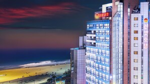 A hotel with a beach view, a sign reading "Sunset", and a sign for "Sea Life". - Sunset Hotel (Busan)