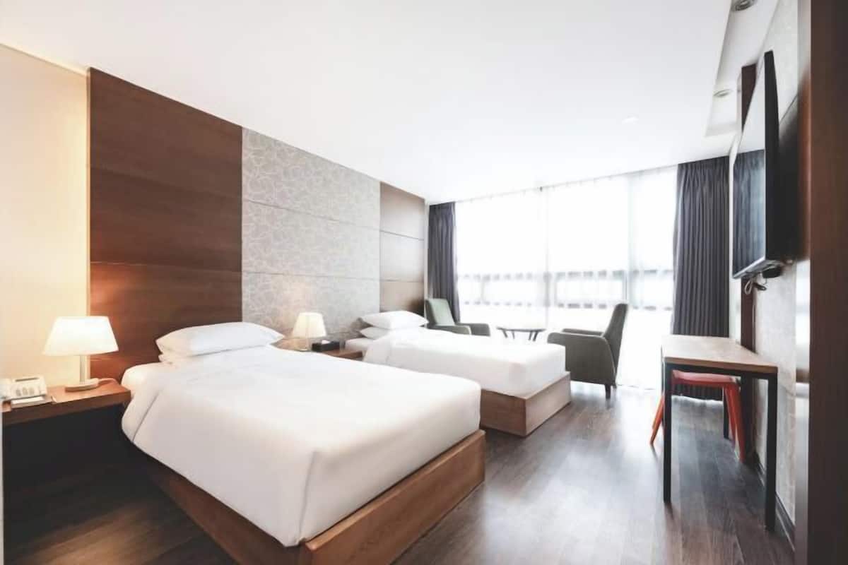 1 bedroom, premium bedding, down comforters, memory foam beds