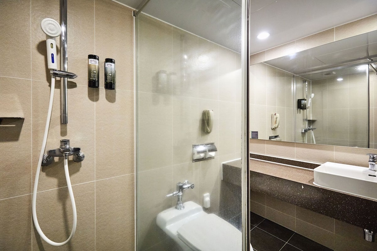 Phòng tắm | Máy sấy tóc, khăn tắm, dầu gội, giấy vệ sinh