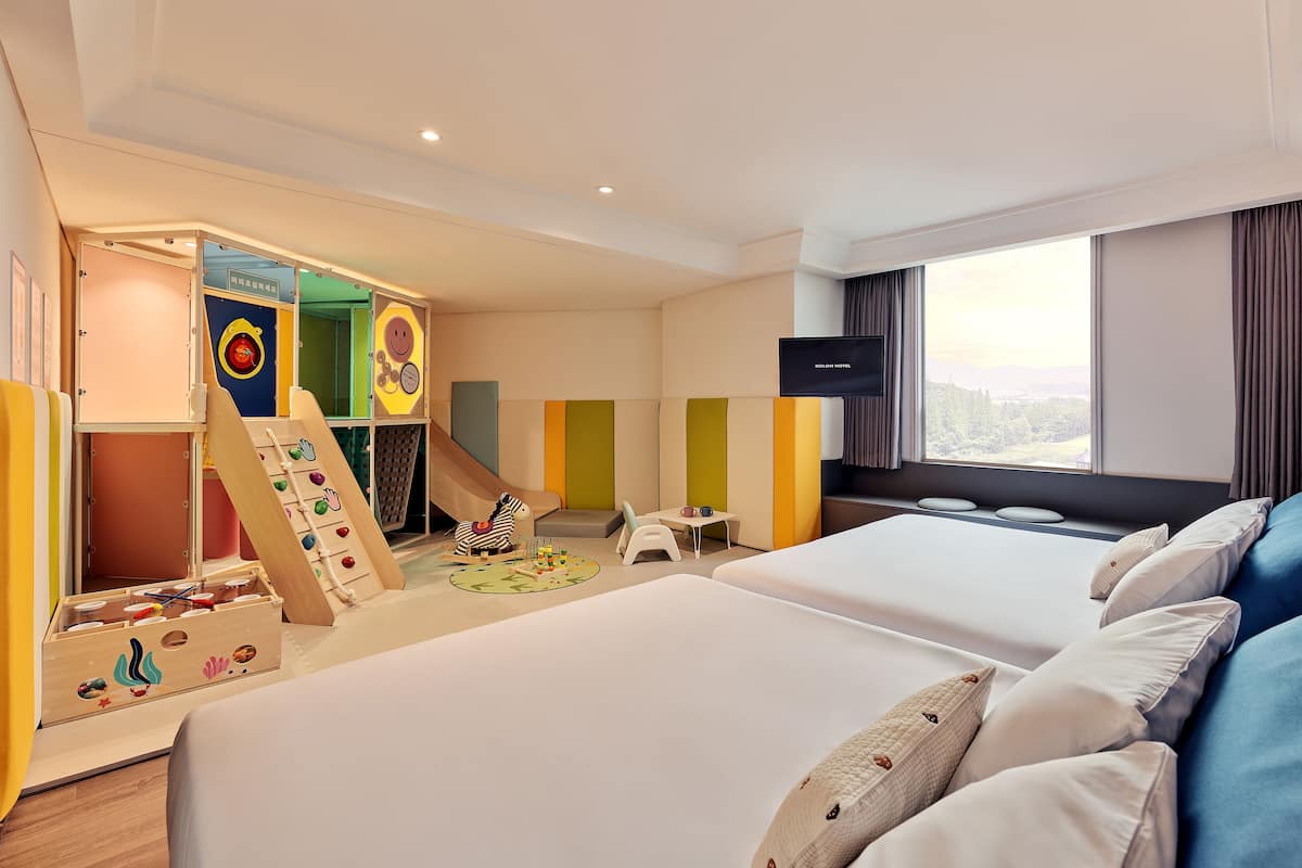 1 bedroom, bed sheets