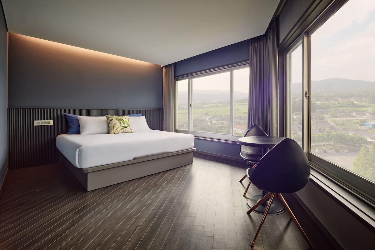 1 bedroom, bed sheets