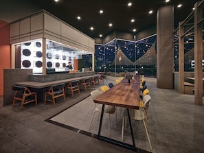 2 restaurants, breakfast served