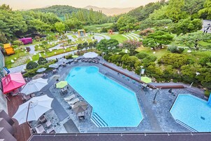 시즌별로 운영되는 야외 수영장, 11:00 ~ 17:00 오픈, 수영장 파라솔, 일광욕 의자