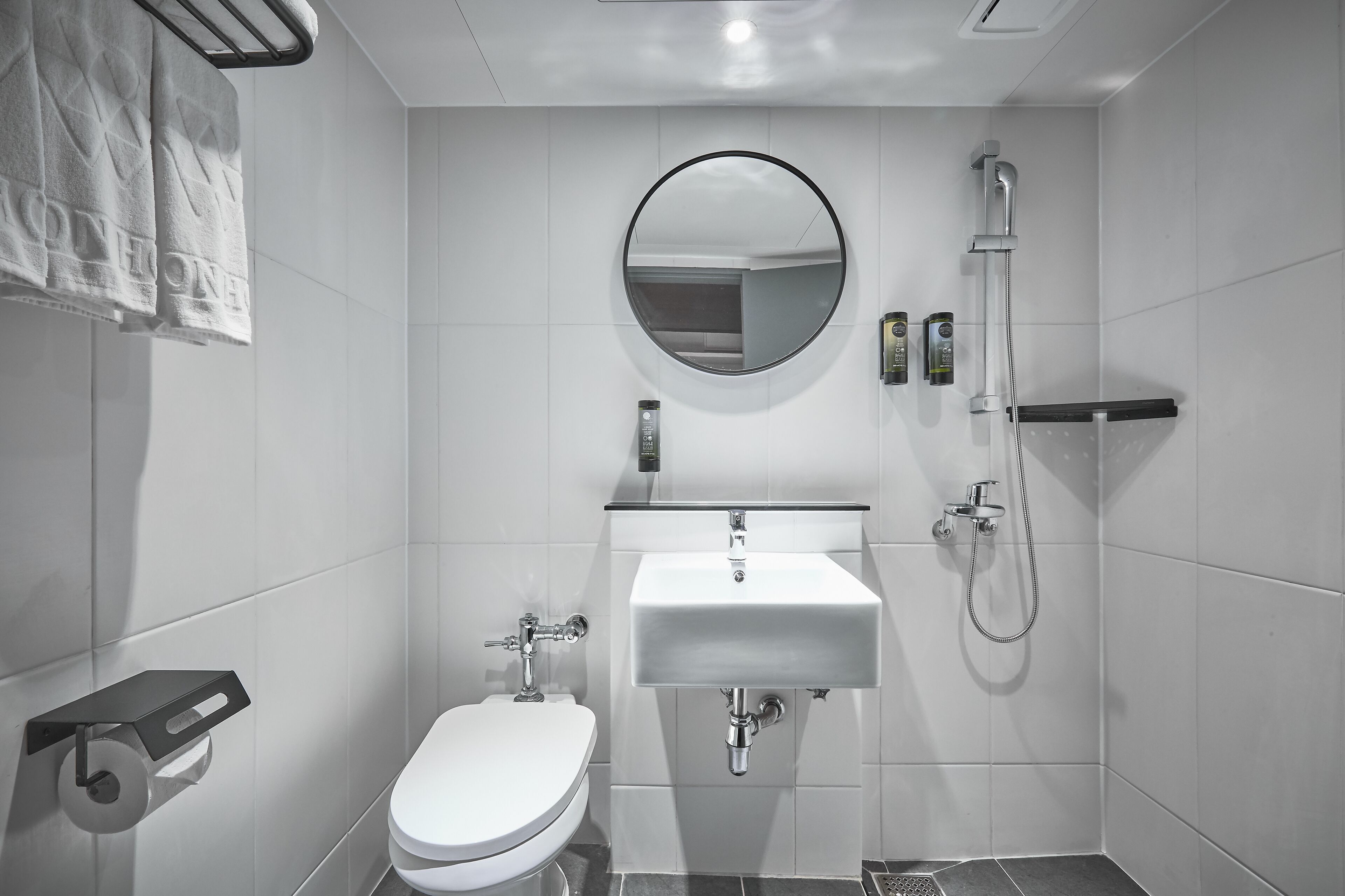 Phòng tắm | Máy sấy tóc, khăn tắm, dầu gội, giấy vệ sinh 