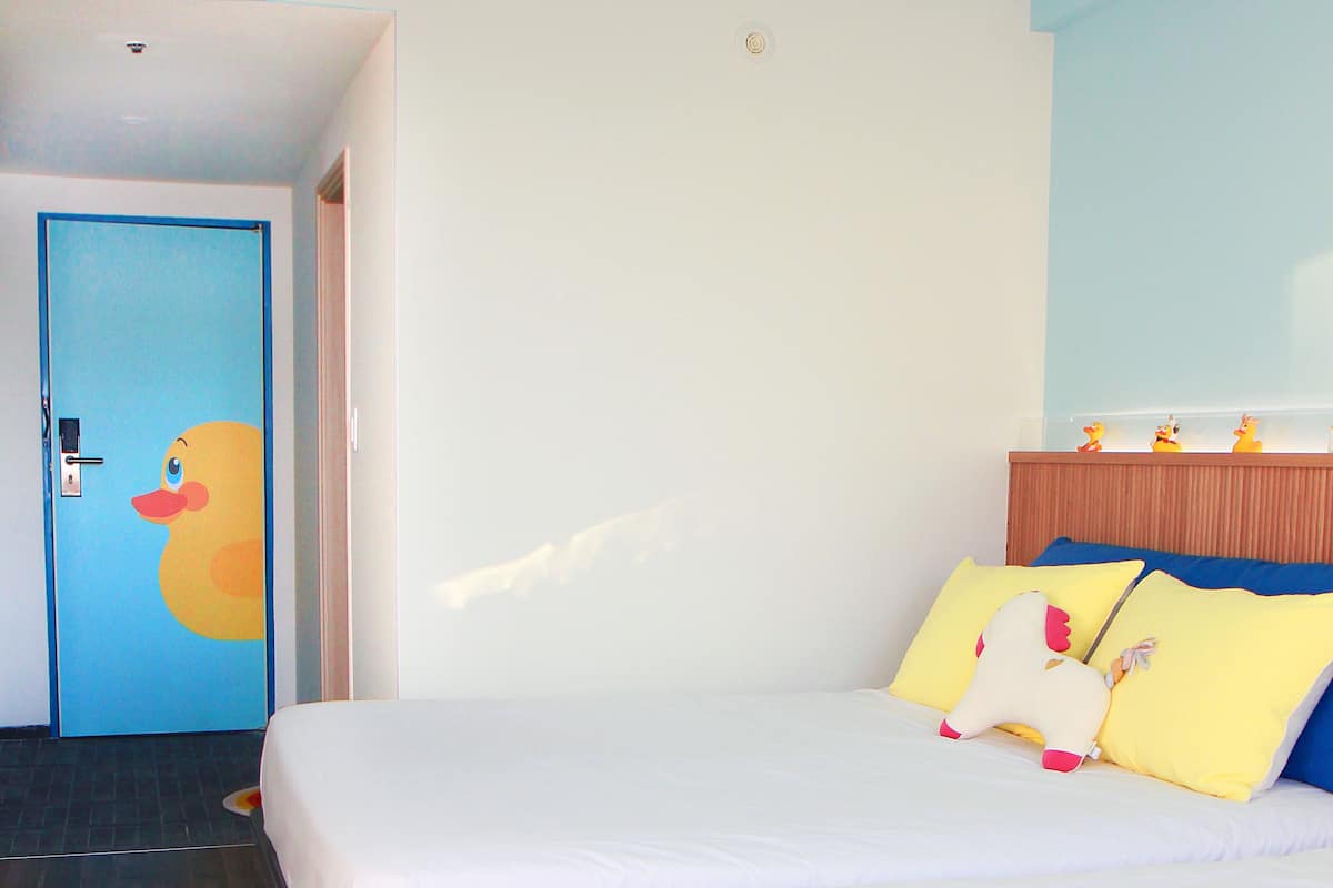 1 bedroom, bed sheets
