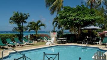 Ulkouima-allas, aurinkovarjoja, aurinkotuoleja