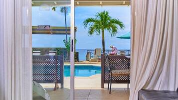 Utendørsbasseng, bassengparasoller og solsenger