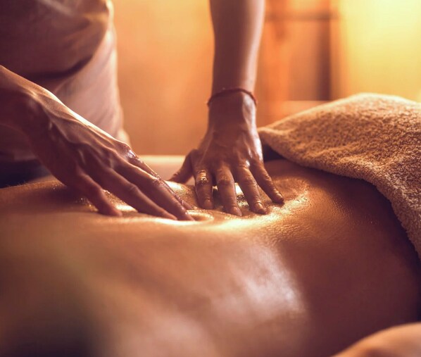 Close-up de mãos fazendo massagem em uma pessoa.
