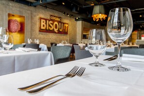 供应早餐、午餐和晚餐