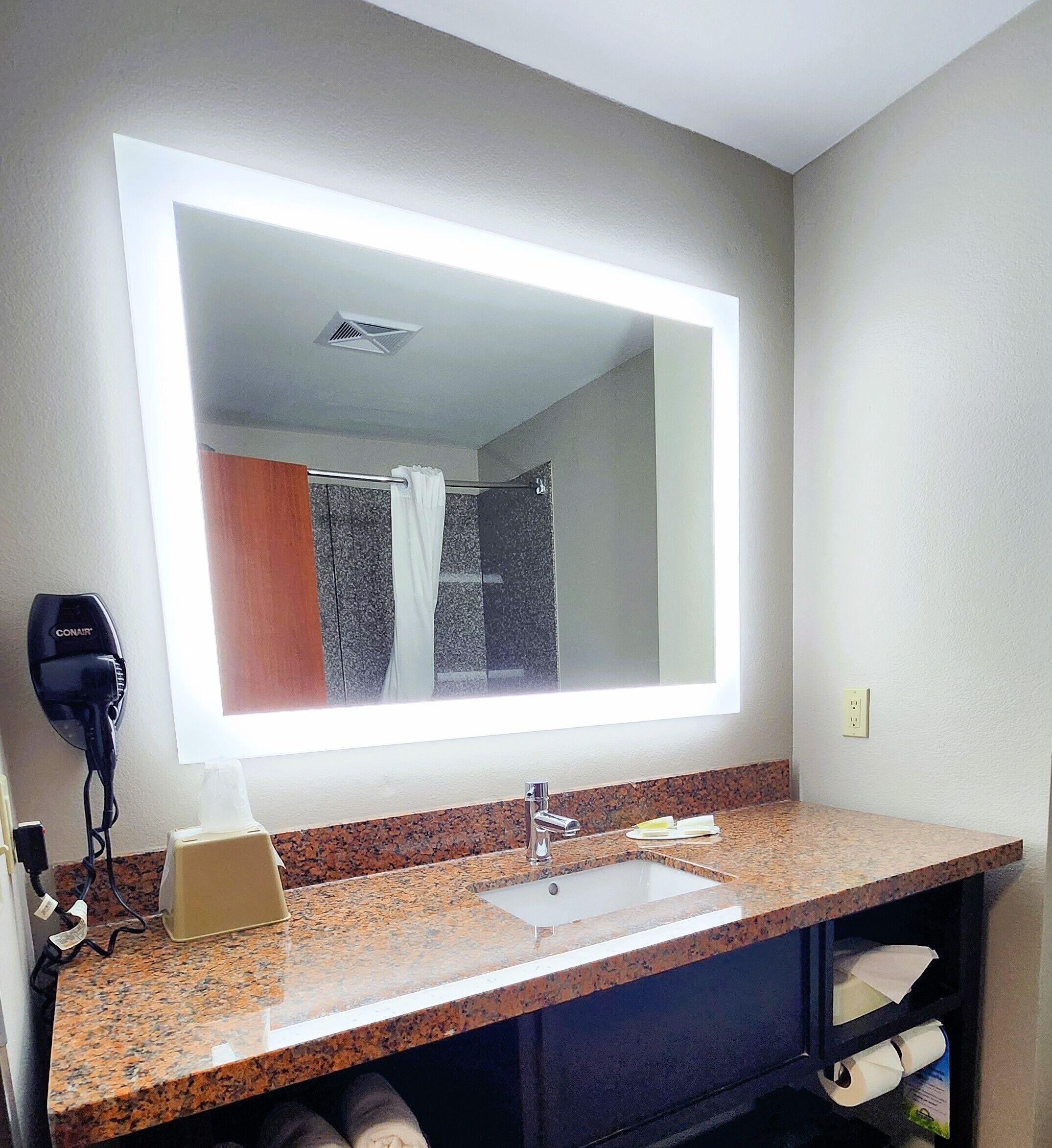 combined shower/bathtub, free toiletries, towels