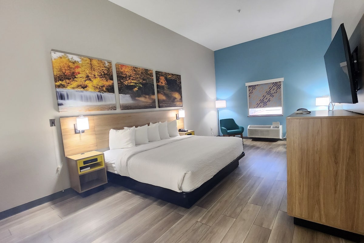Habitación, 1 cama de matrimonio grande, no fumadores (Mobility/Hearing, Roll-in Shower) | Escritorio y espacio para trabajar con un portátil