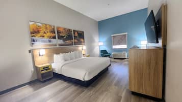 Kamer, 1 kingsize bed, toegankelijk voor mindervaliden (Mobility/Hearing, Roll-in Shower) | Een bureau, een laptopwerkplek, een strijkplank/strijkijzer