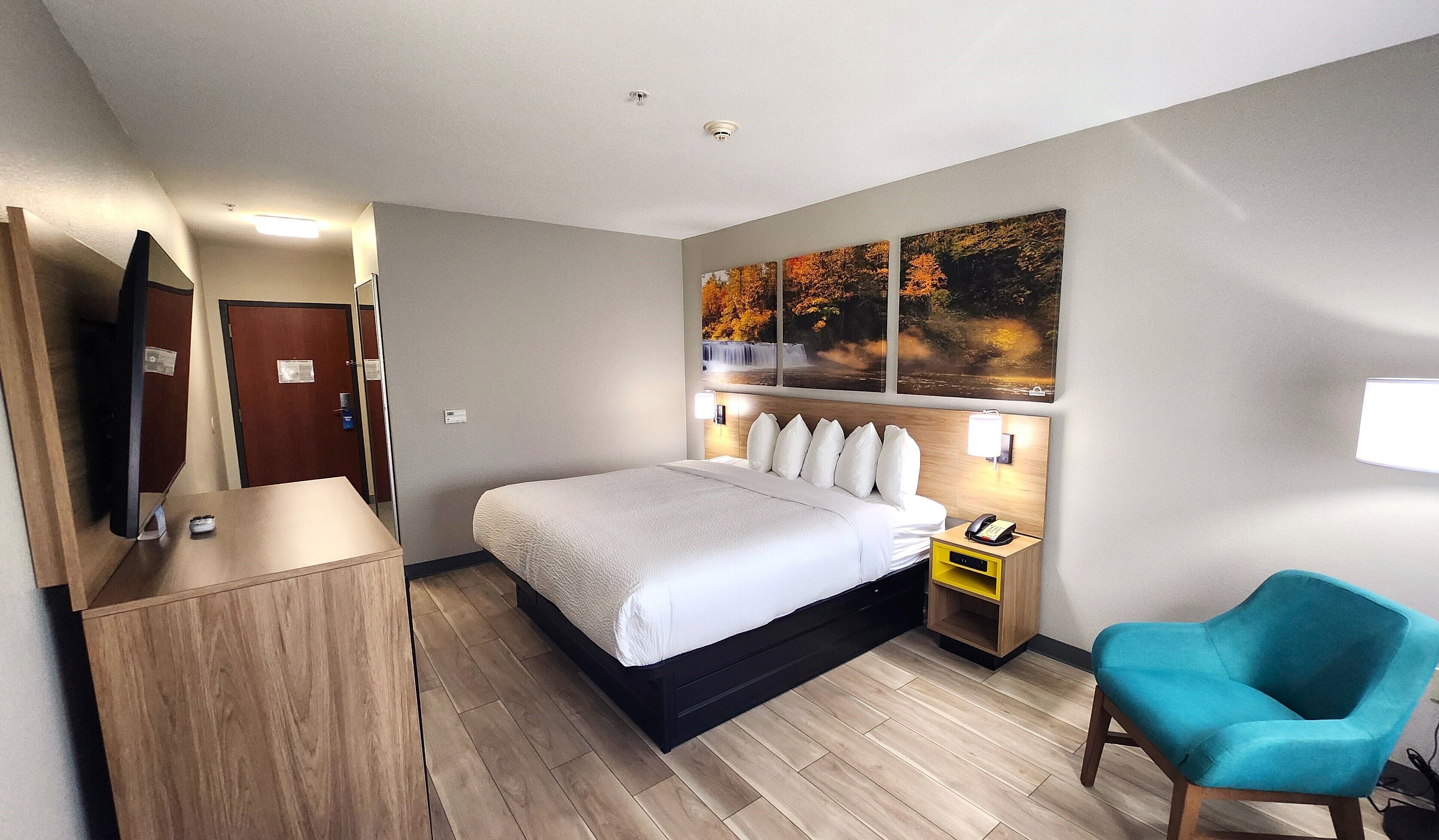 standard room, 1 king bed | desk, laptop workspace, iron/ironing board, free cots/infant beds