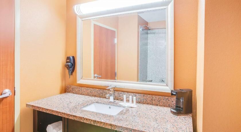Salle de bain | Ensemble baignoire-douche, articles de toilette (gratuits)