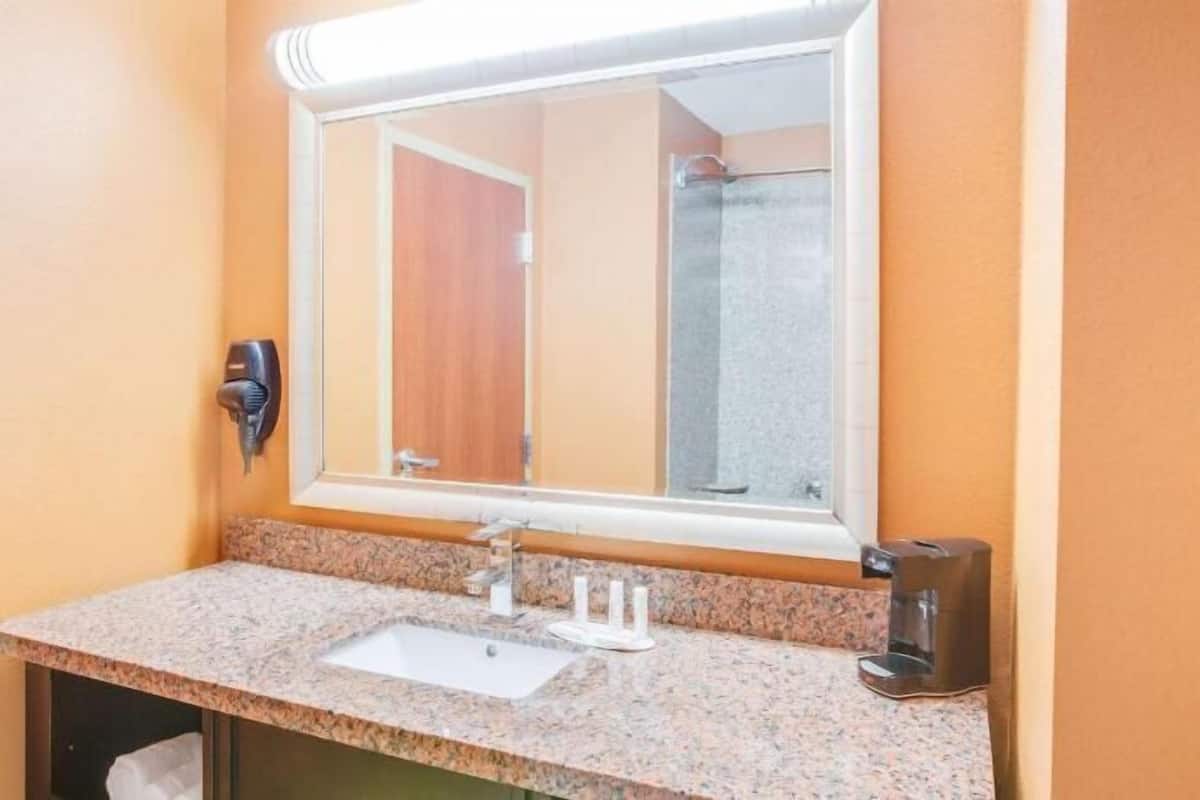 Salle de bain | Ensemble baignoire-douche, articles de toilette (gratuits)