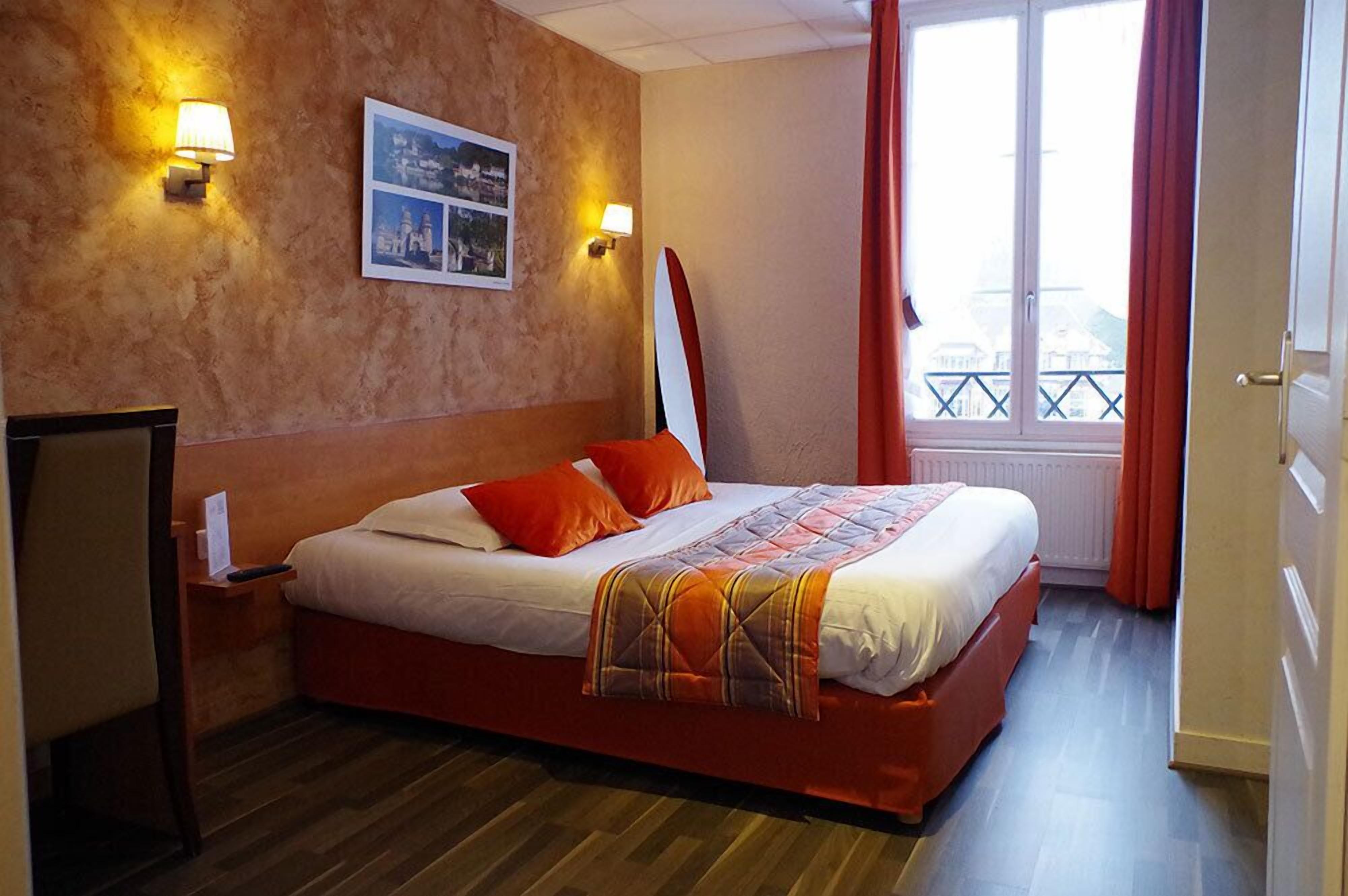 double room, 1 queen bed | blackout curtains, iron/ironing board, free wifi, bed sheets