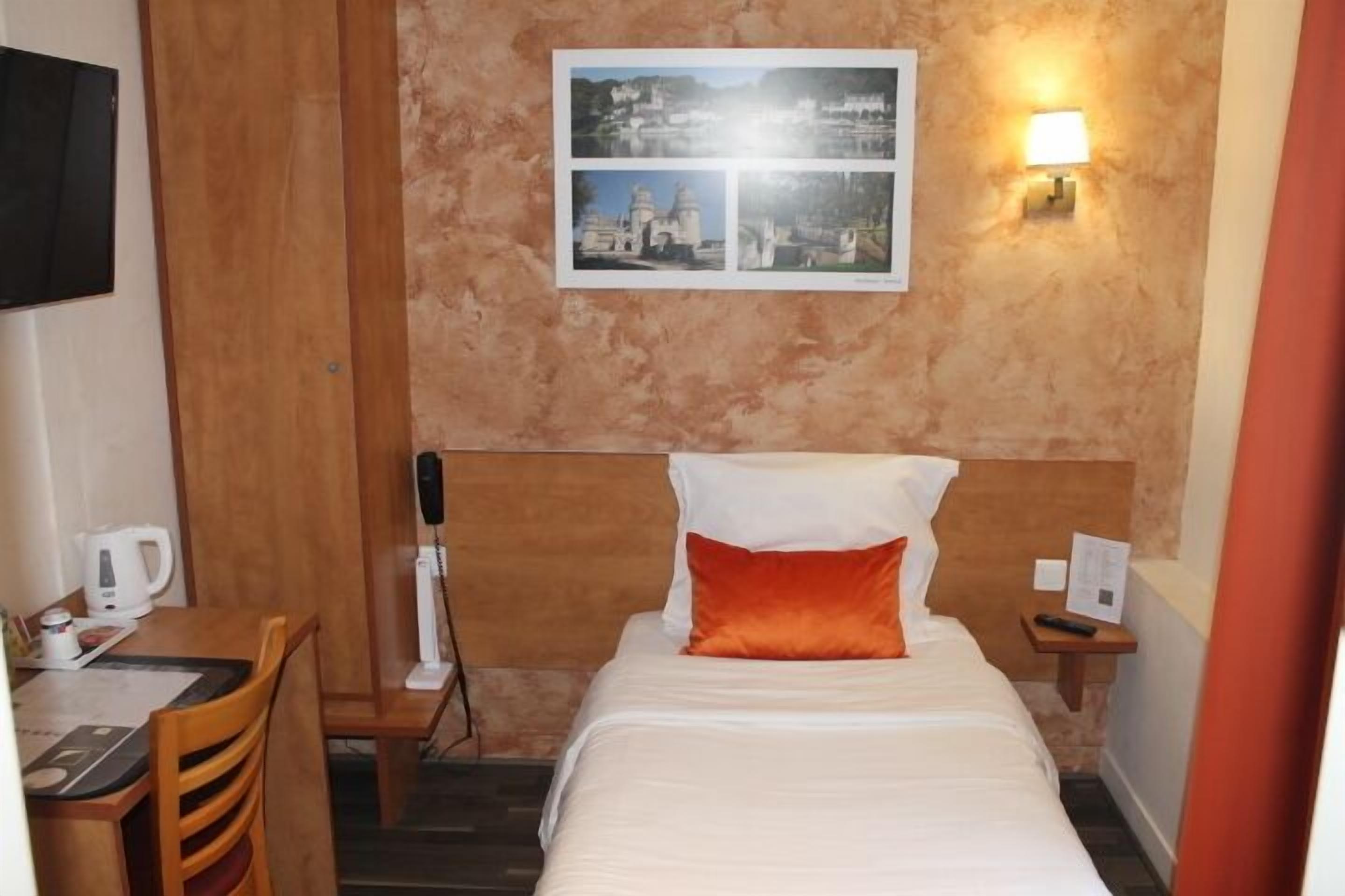 single room | blackout curtains, iron/ironing board, free wifi, bed sheets