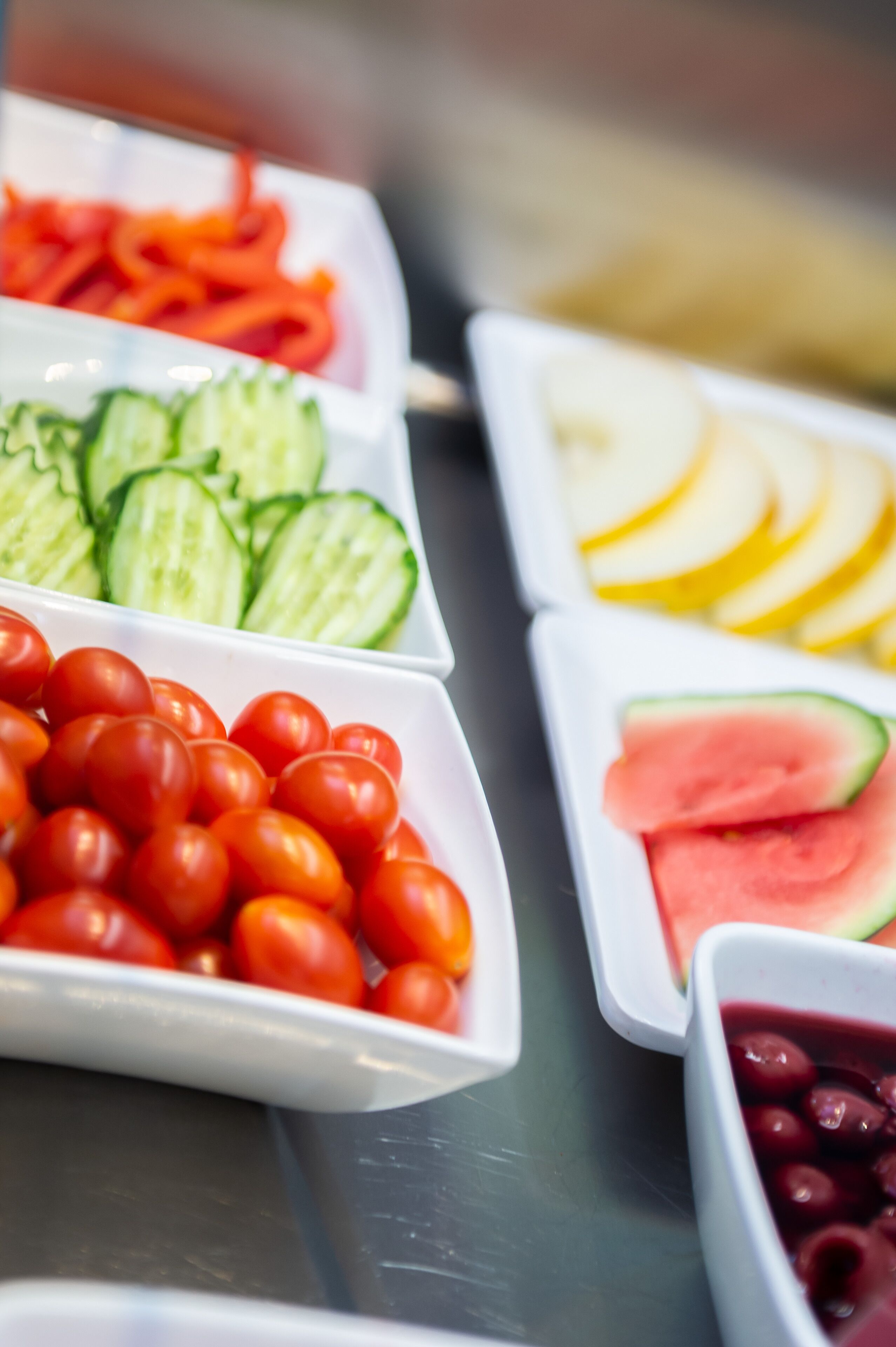 Una selezione di frutta e verdura fresca disposta su un tavolo.