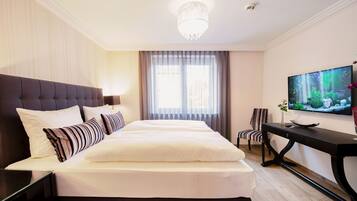 1 dormitori, caixa forta a l'habitació i escriptori