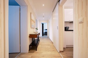 1 camera, una cassaforte in camera, una scrivania, postazione laptop