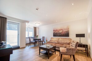 Apartment with 2 bedrooms & street