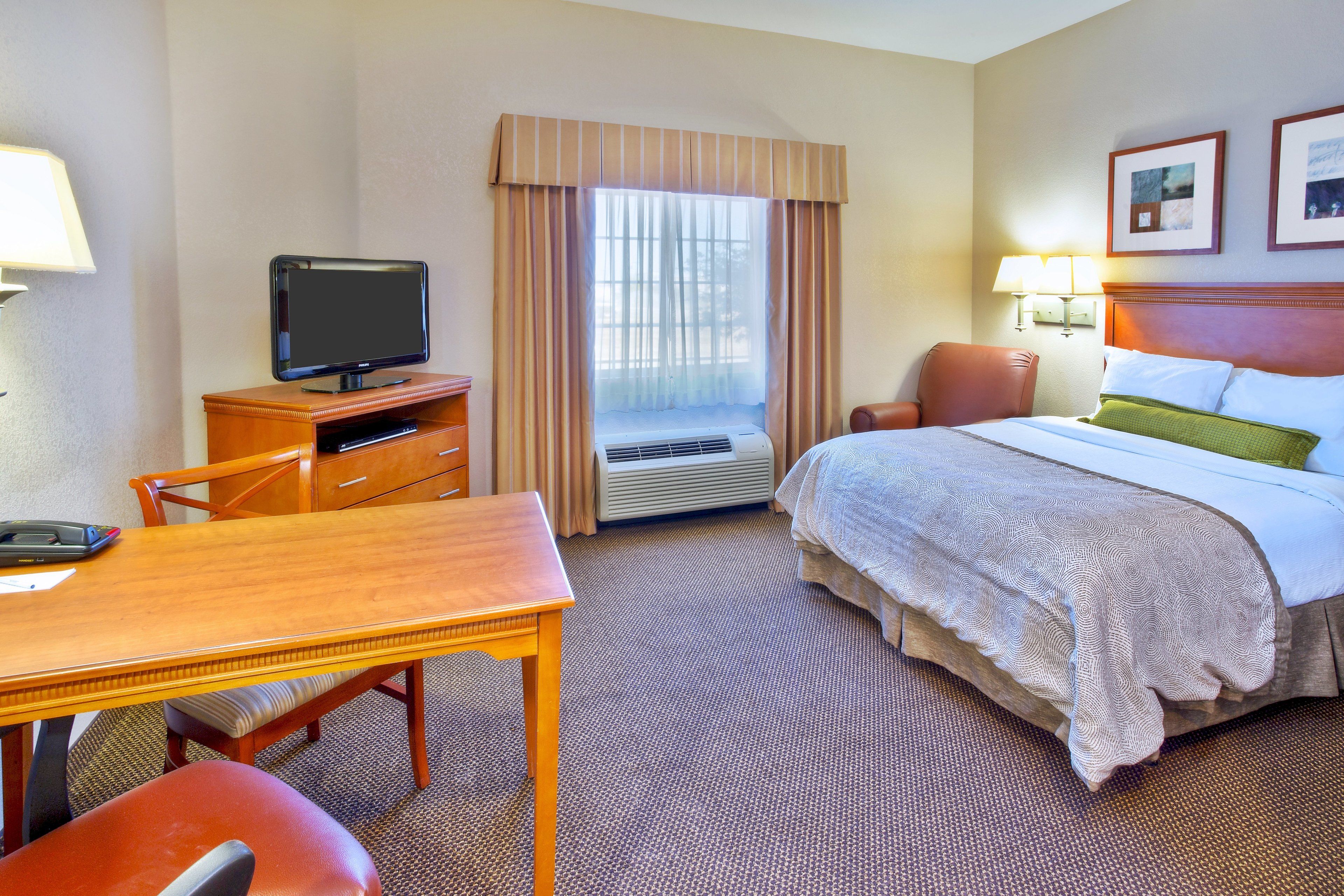 studio suite, 1 queen bed | in-room safe, free wifi, bed sheets