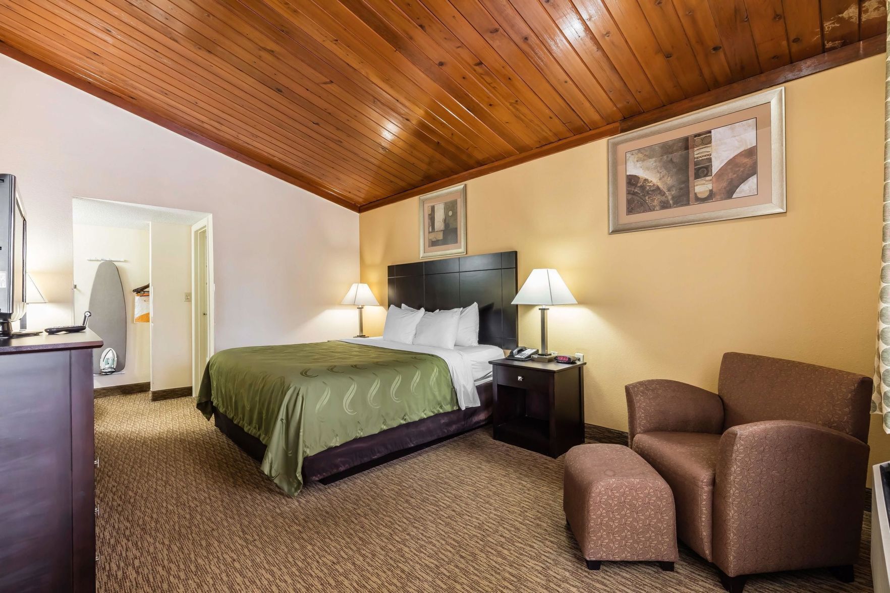 Dundyner, senge med topmadrasser, skrivebord, mørklægningsgardiner