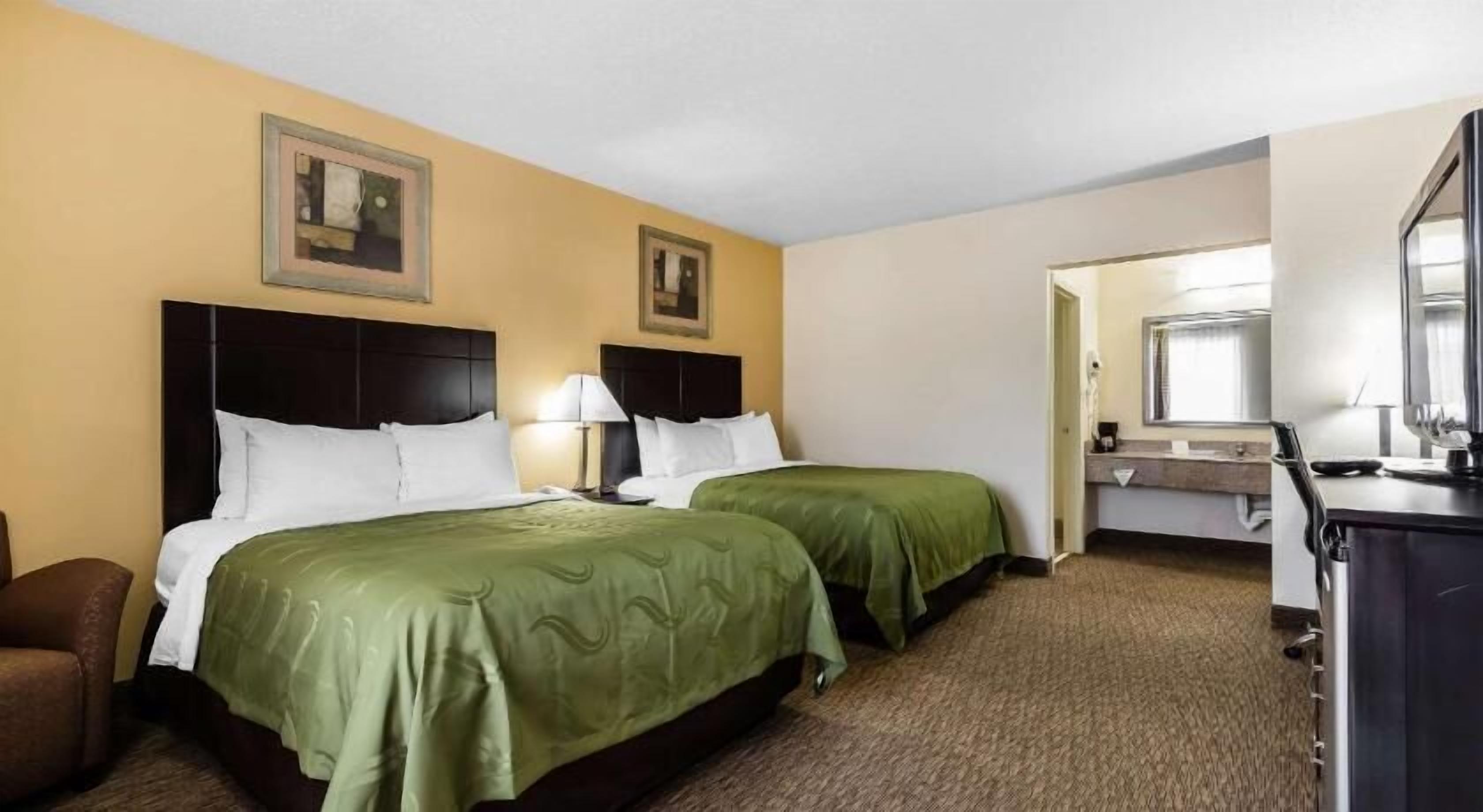 Dundyner, senge med topmadrasser, skrivebord, mørklægningsgardiner