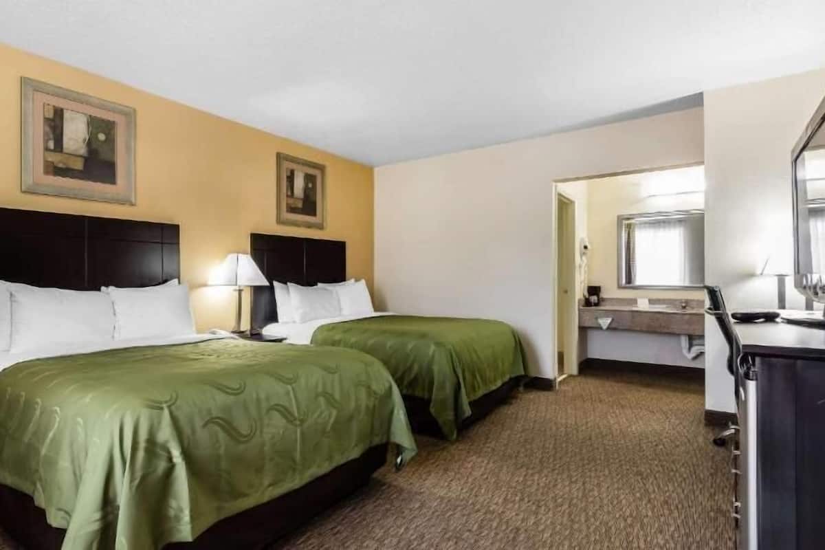 Couette en duvet, lit avec matelas Ă plateau-coussin, bureau