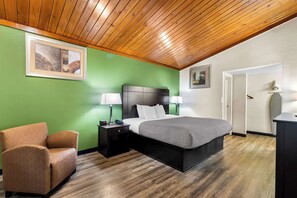 ألحفة محشوة بالريش وأسرّة بطبقة علوية مريحة ومكتب وستائر تعتيم