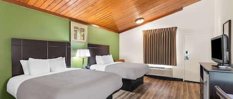 Edredón, camas con pillow-top, escritorio y cortinas blackout