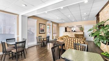 Tägliches inbegriffenes kontinentales Frühstück