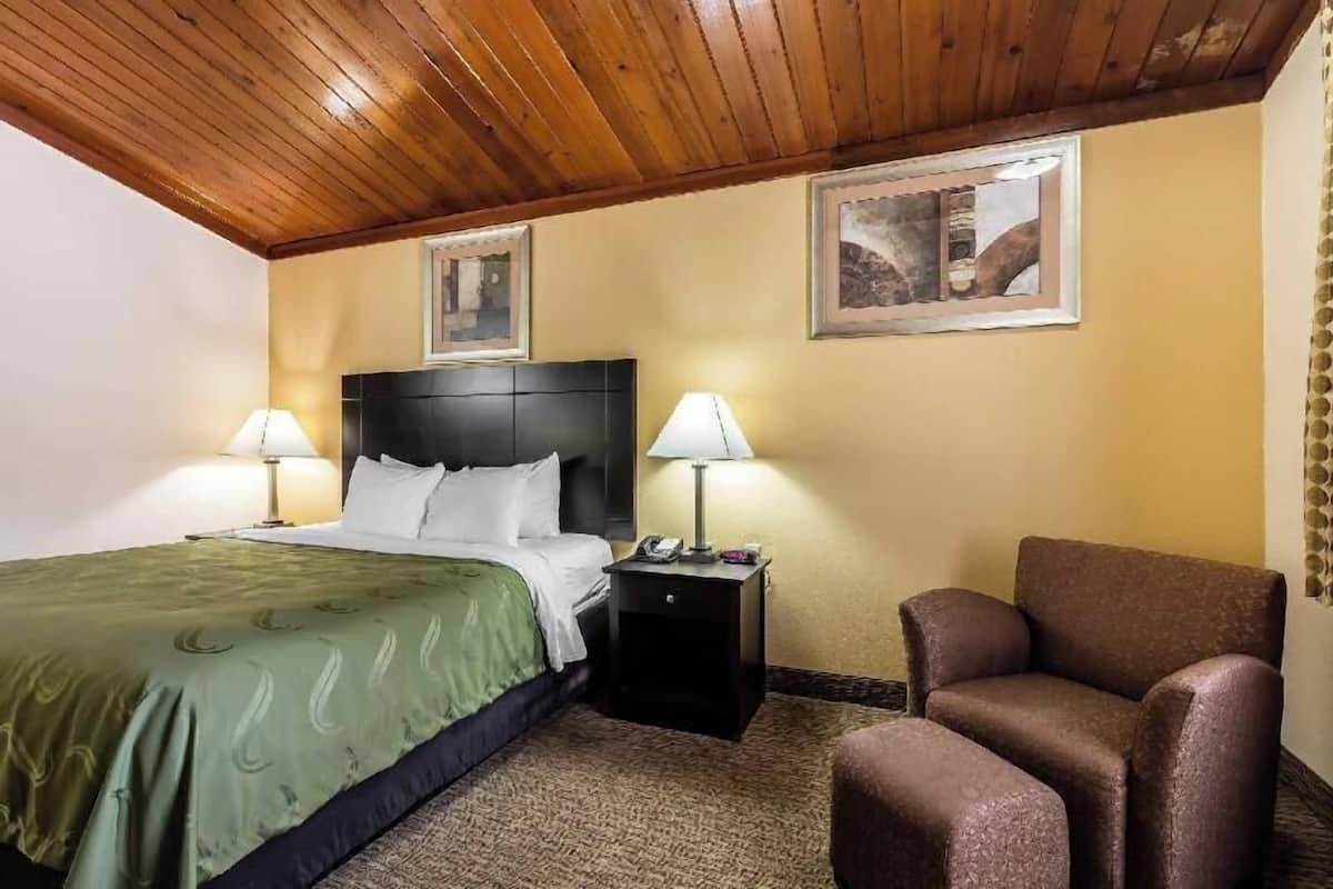 Couette en duvet, lit avec matelas Ă plateau-coussin, bureau