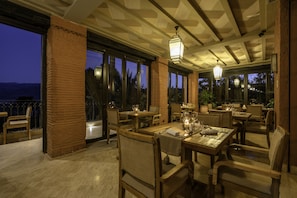 Hi ha 3 restaurants amb plats de cuina internacional