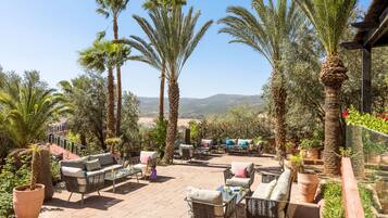 3 restaurants, breakfast, lunch, dinner served; international cuisine