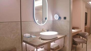 Tina con regadera, amenidades de baño gratuitas, secadora de cabello