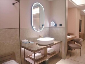 Combined shower/bathtub, free toiletries, hair dryer, slippers