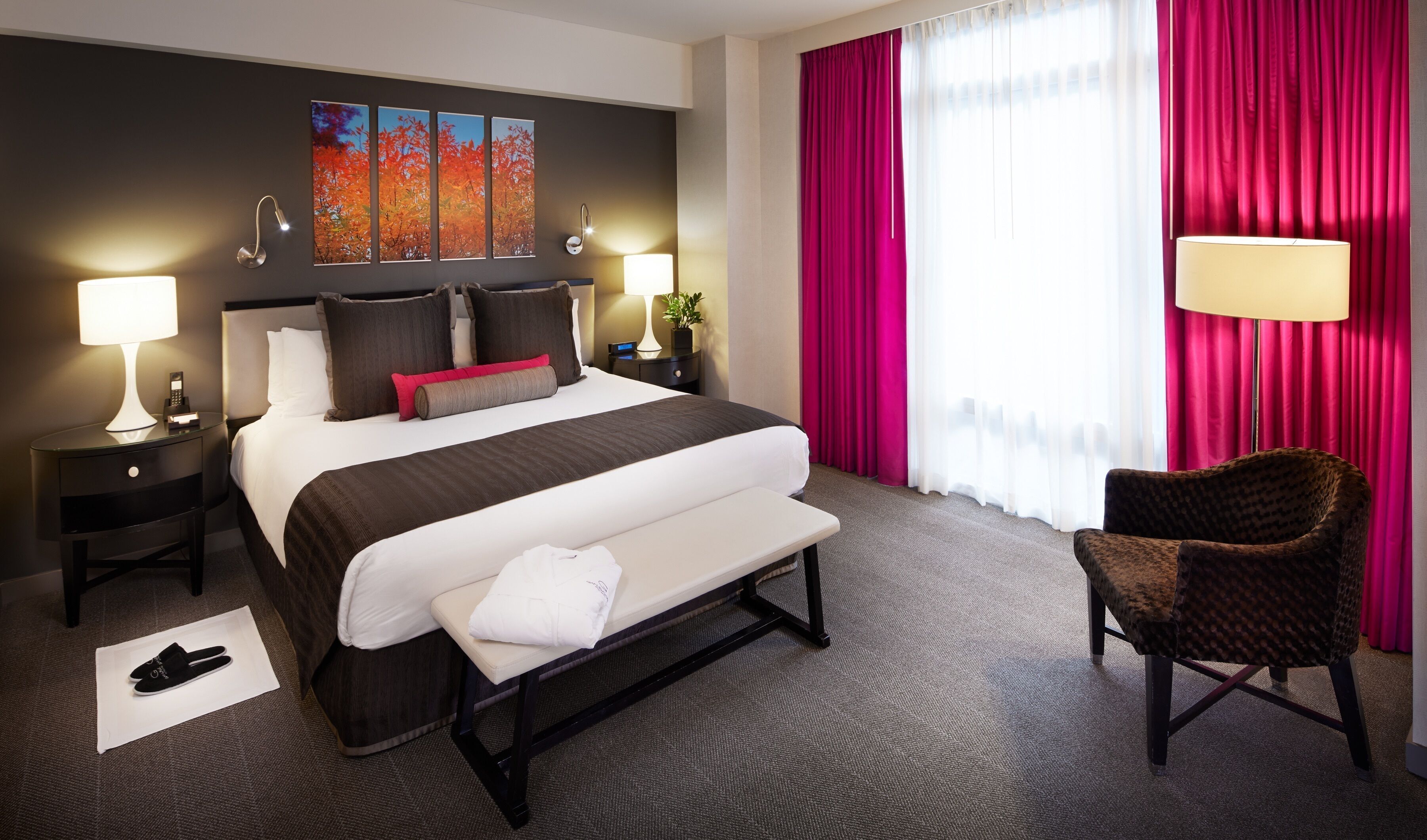 Luxe beddengoed, een minibar, een kluis op de kamer, een bureau