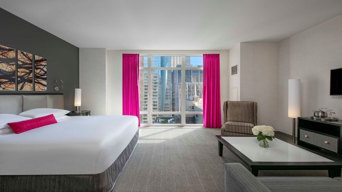 Luxe beddengoed, een minibar, een kluis op de kamer, een bureau