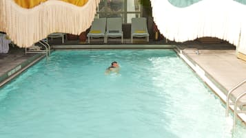 Udendørs pool, liggestole, livreddere på stedet