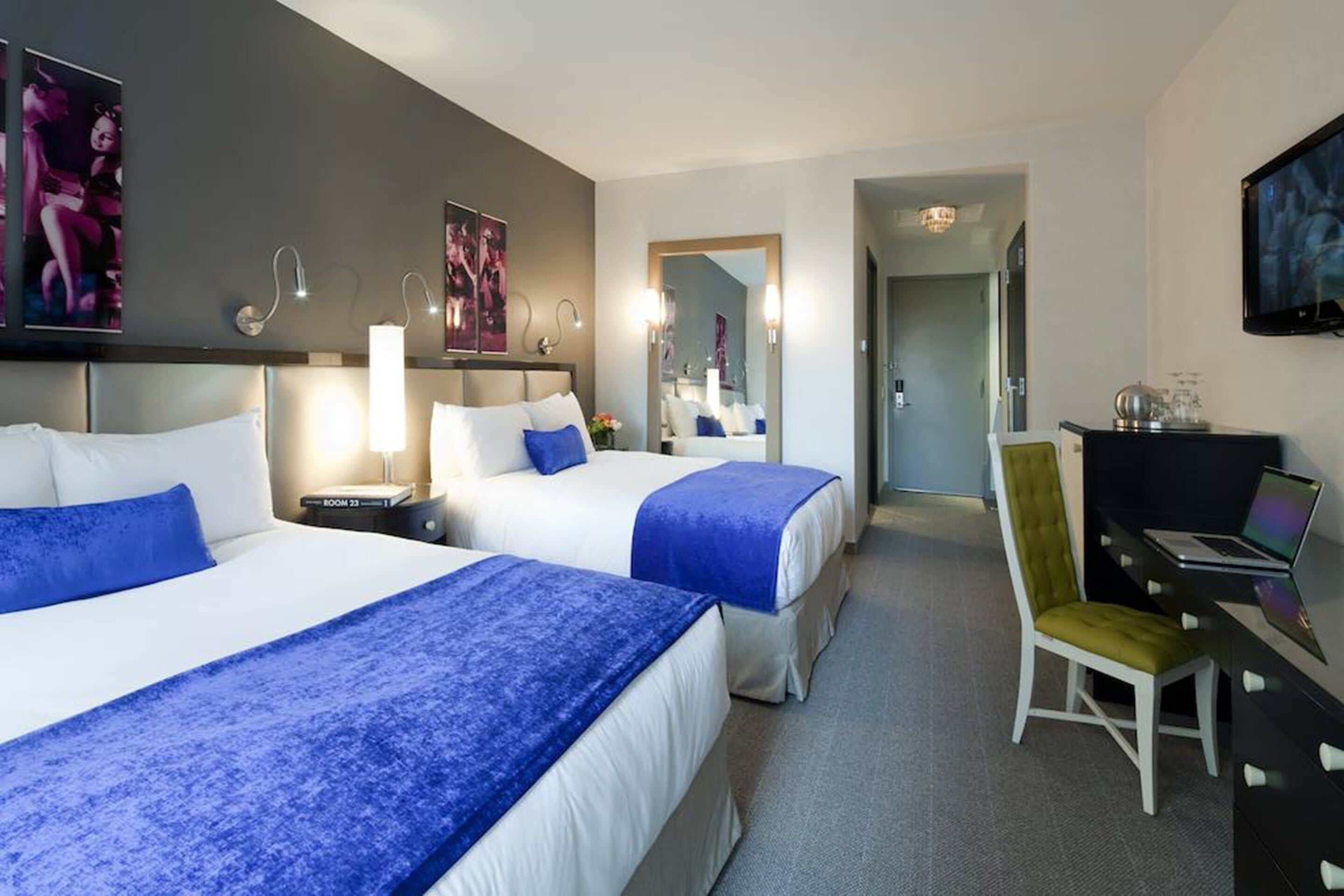 Luxe beddengoed, een minibar, een kluis op de kamer, een bureau
