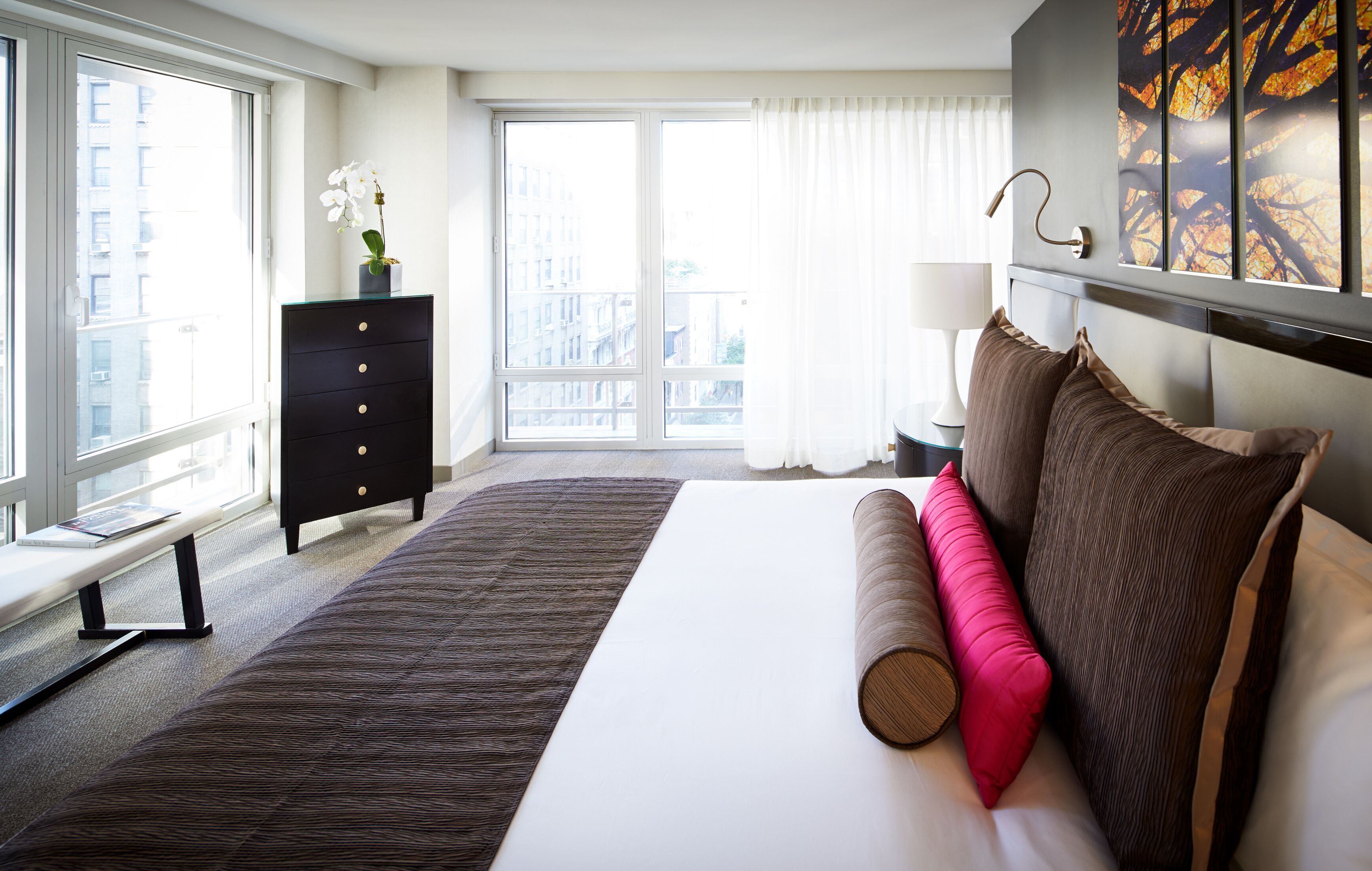 Luxe beddengoed, een minibar, een kluis op de kamer, een bureau