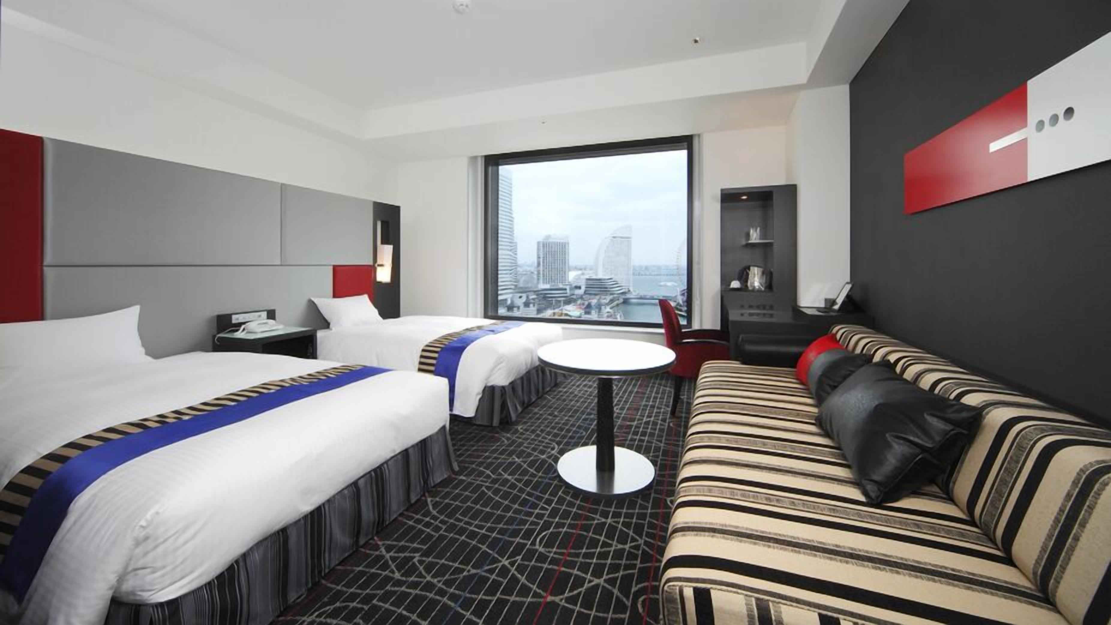 Roupas de cama premium, cofres nos quartos, cortinas blackout