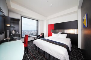 Premium bedding, in-room safe, blackout drapes, soundproofing