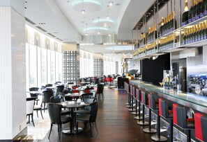 供应早餐、午餐和晚餐