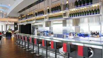 Bar (trong khuôn viên)
