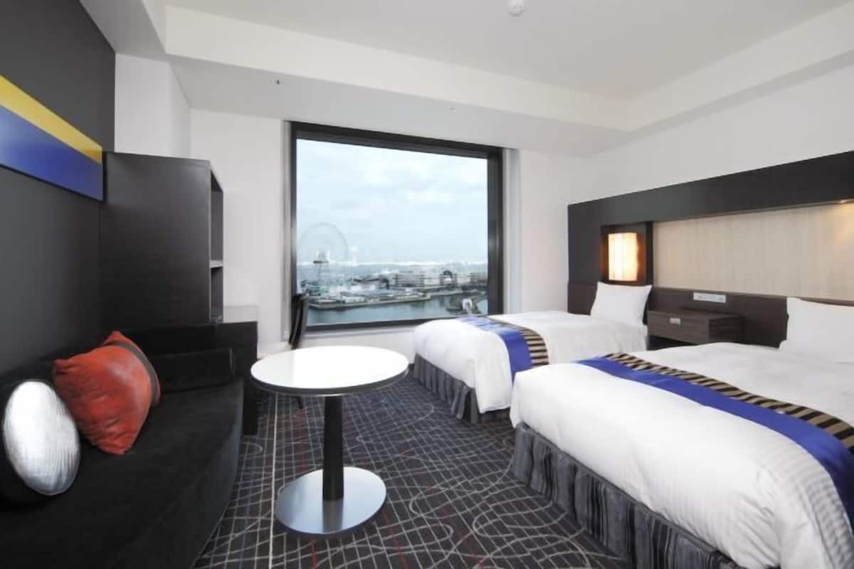 Premium bedding, in-room safe, blackout drapes, soundproofing